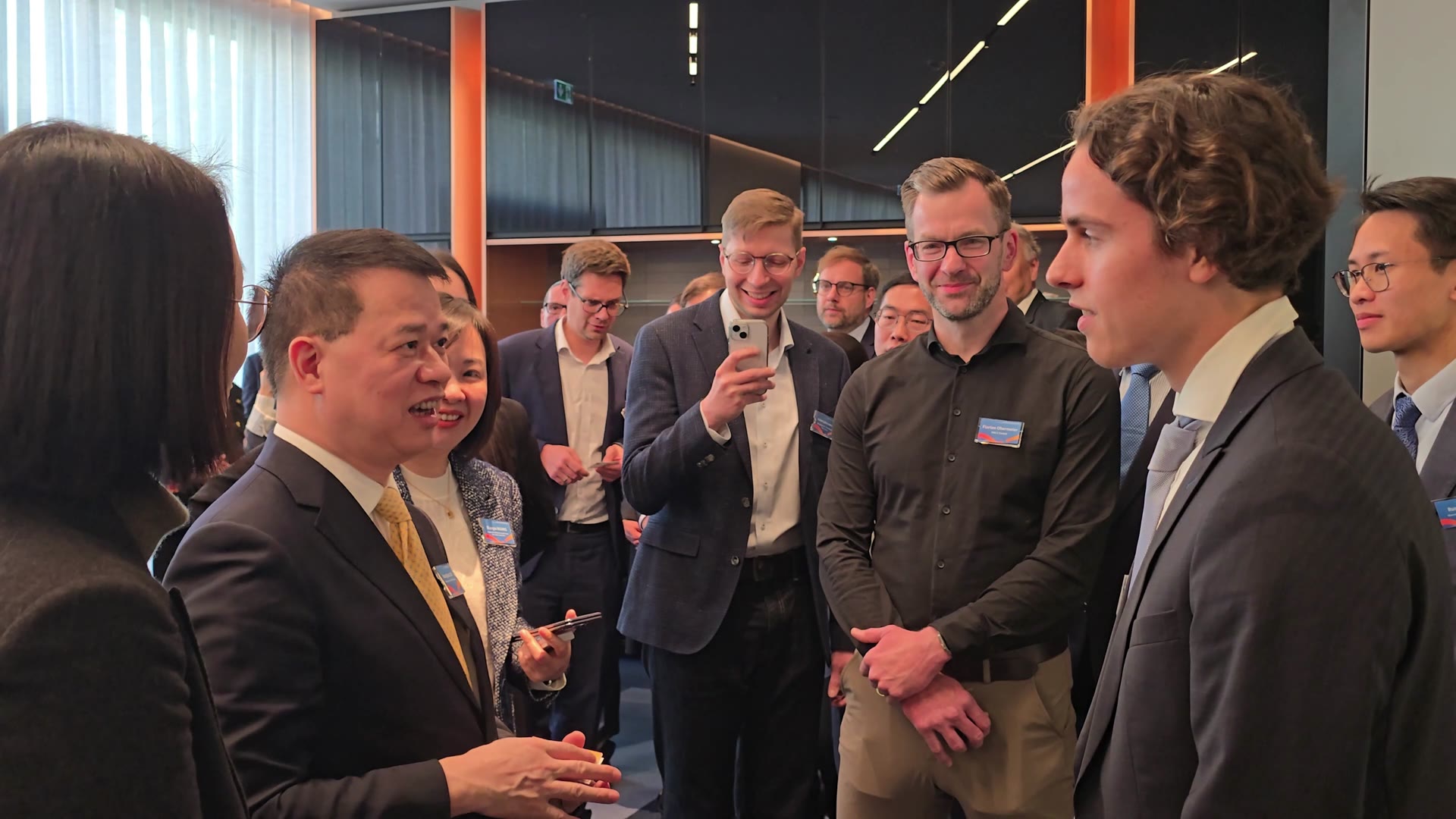 Luo Huanghao (stellvertretender Bürgermeister von Shenzhen) im Gespräch mit der bayerischen AI-Delegation im Andaz München