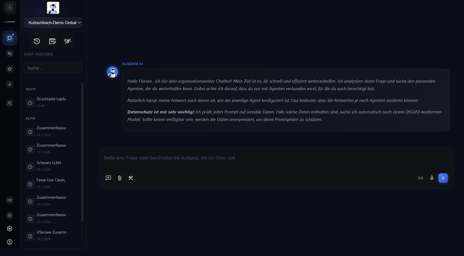 AuxData-Cockpit: org-weiter Chatbot mit Seitenleiste, Agenten-Selektor und Chat-Historie