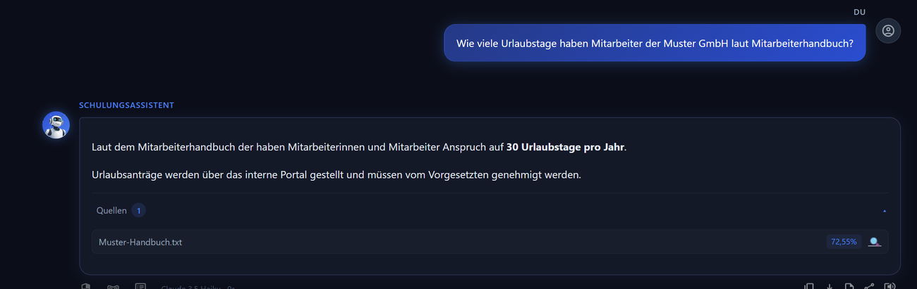 Quellen-Akkordeon unter einer Chatbot-Antwort: aufgeklappt mit Quelle Muster-Handbuch.txt und Relevanz 72,55 Prozent