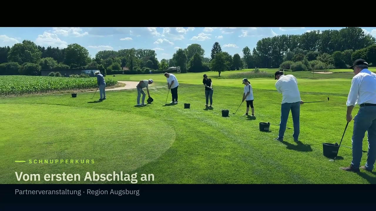 Teilnehmende beim Golf-Schnupperkurs „Vom ersten Abschlag an" auf dem Golfplatz in der Region Augsburg