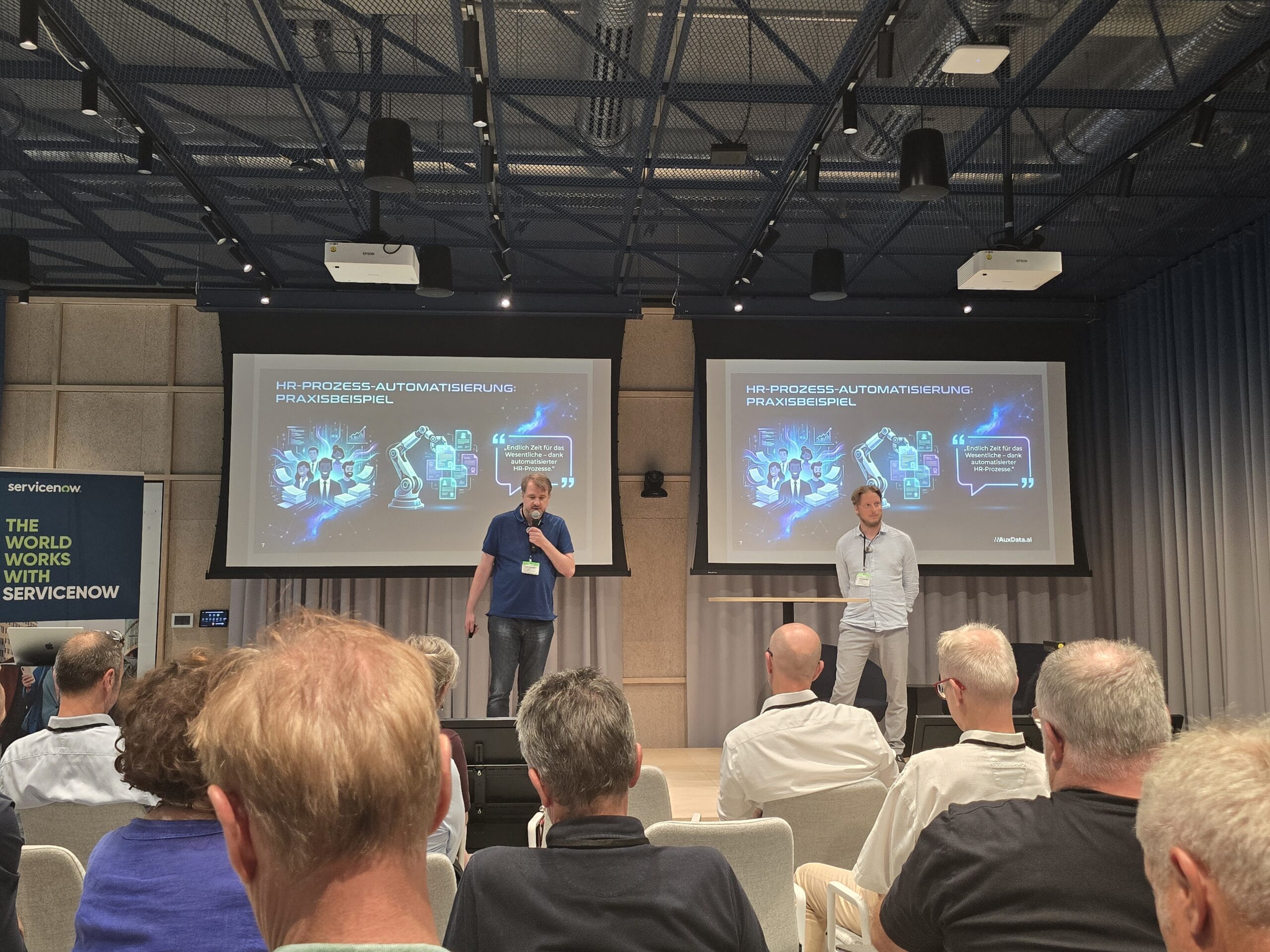 Wolfgang Graßhof (AuxData Space) und Florian Ludwig (Kutzschbach INNOVATIONS) auf der Bühne beim 115. Roundtable des Münchner Unternehmerkreises in der Macherei München.