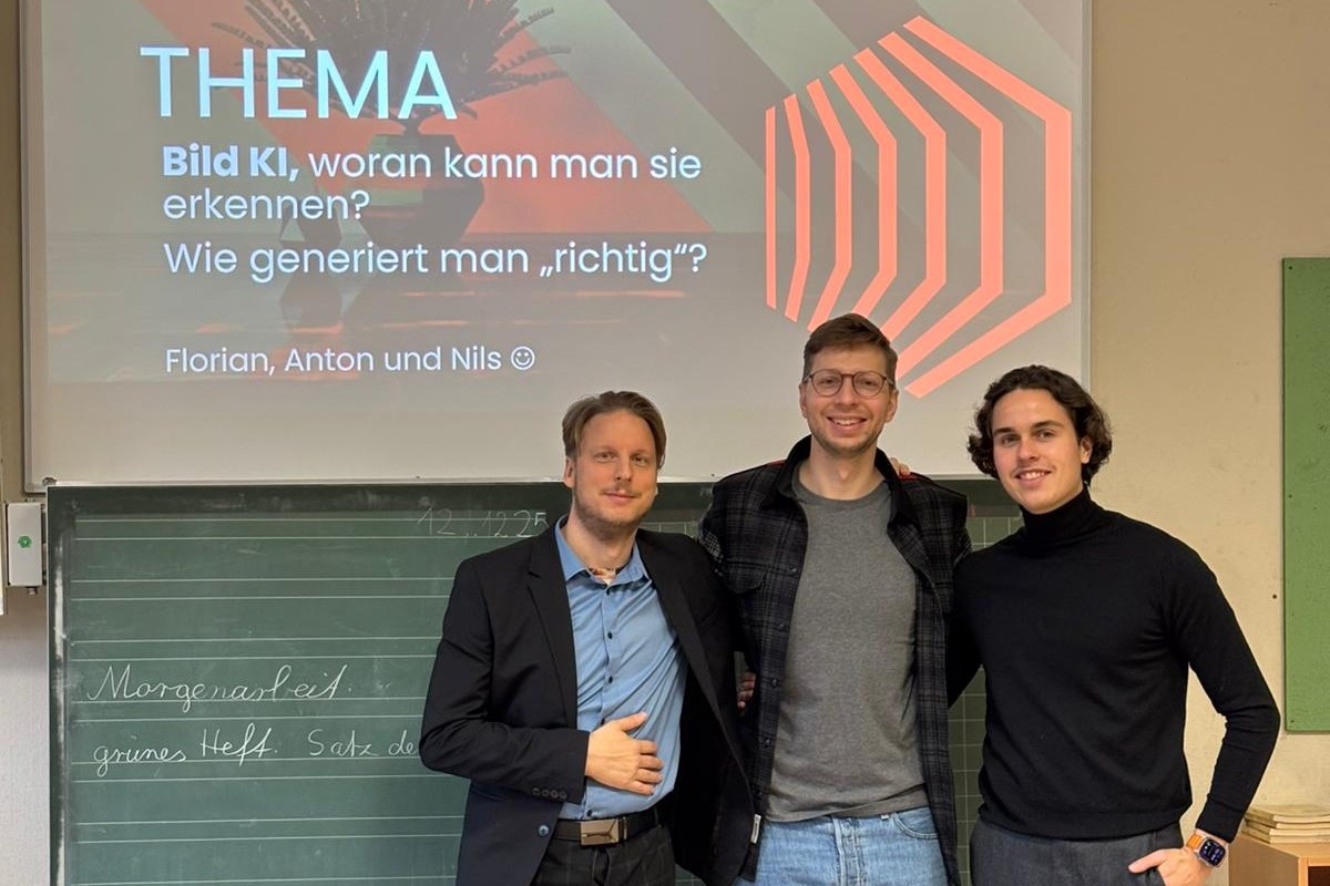 Florian Ludwig, Anton Lytvynenko und Nils Söder vor der Tafel beim KI-Experiment an der Blériot-Grundschule Augsburg