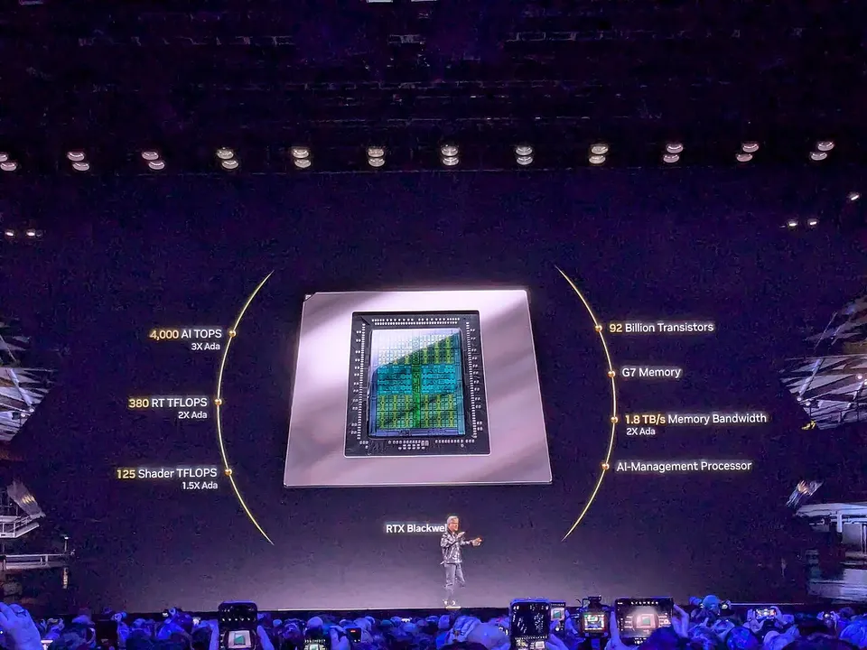 Jensen Huang klein auf einer dunklen Bühne vor einer riesigen Leinwand mit einem Blackwell-Chip