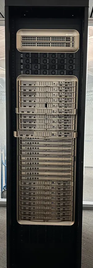 Hoher schwarzer Serverschrank mit vielen silbernen Einschüben