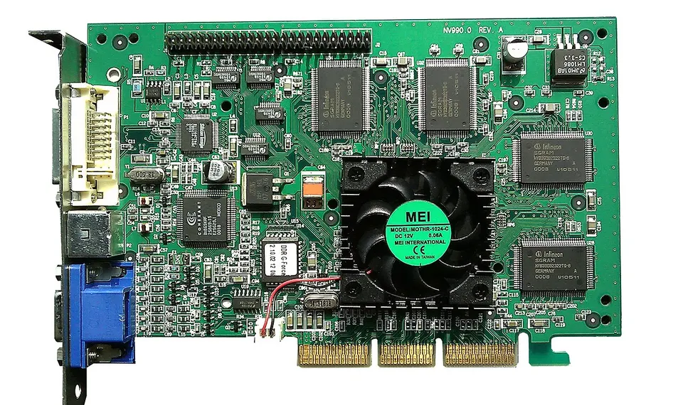 Grüne Grafikkarte VisionTek GeForce 256 DDR mit Lüfter auf dem Chip